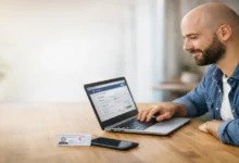 İlk kez banka hesabı açan, dizüstü bilgisayarından mobil bankacılık işlemi yapan kişi